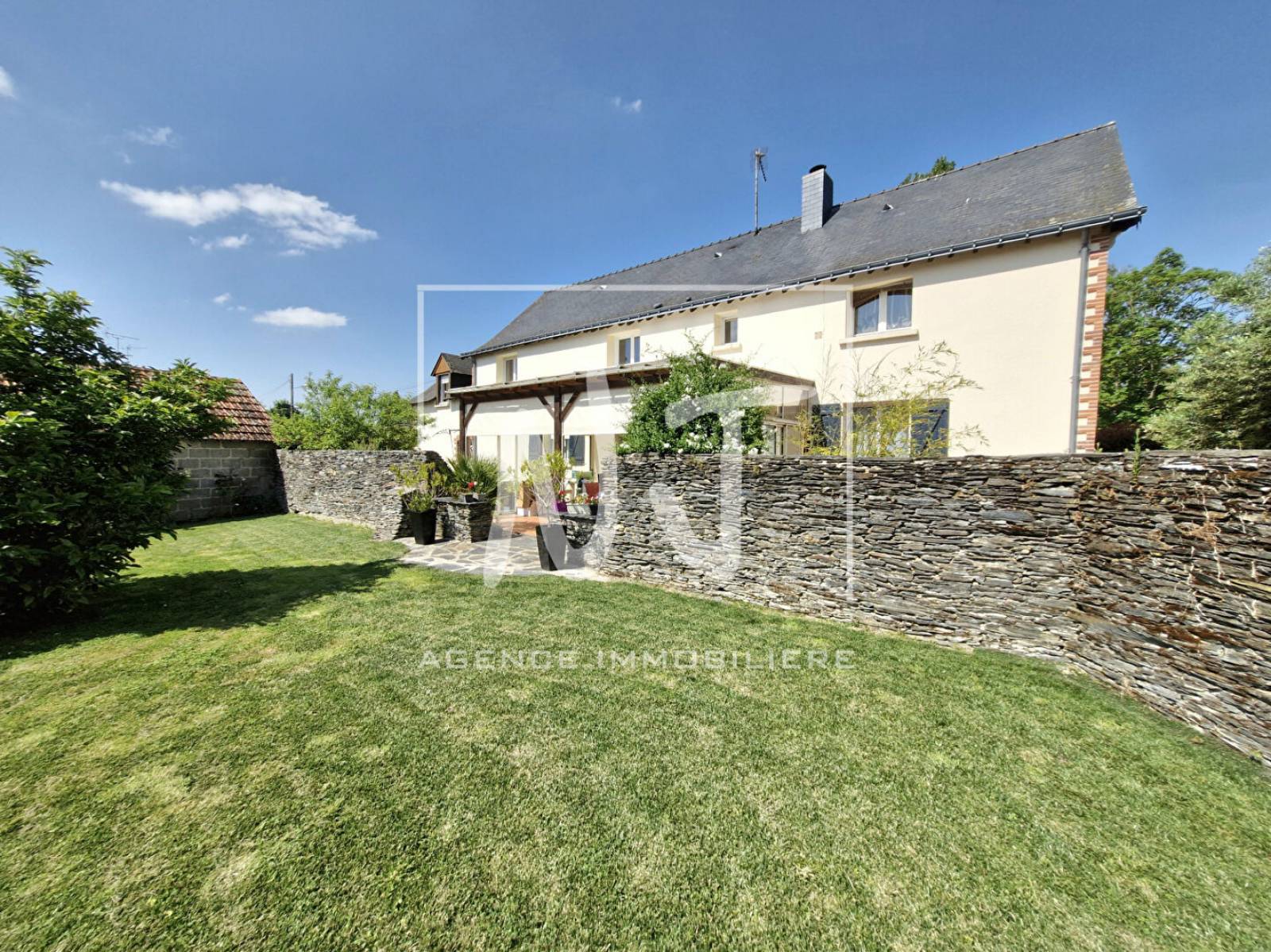 Parcelle de 900m² avec garage et carport