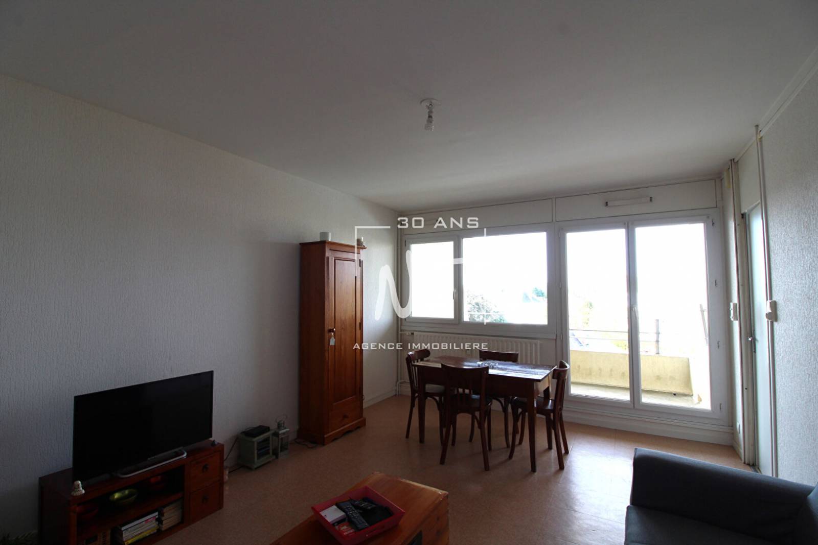 Pièce de vie de 28 m² donnant sur la terrasse