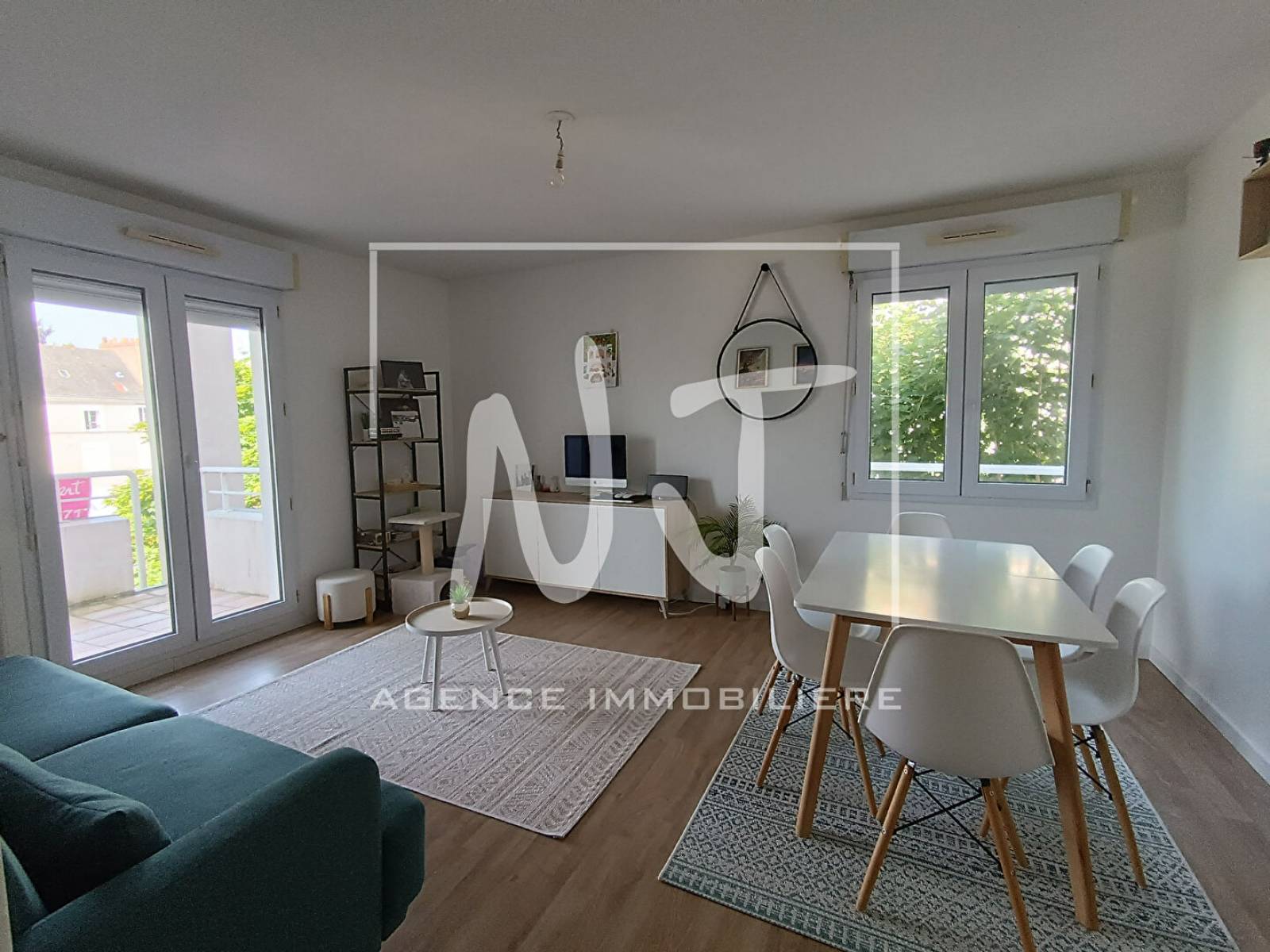 Pièce de vie avec accès au balcon 