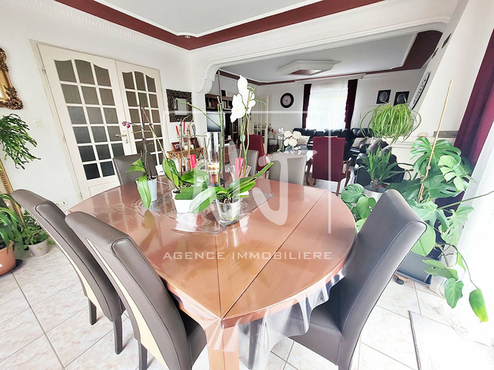 Pièce de vie lumineuse