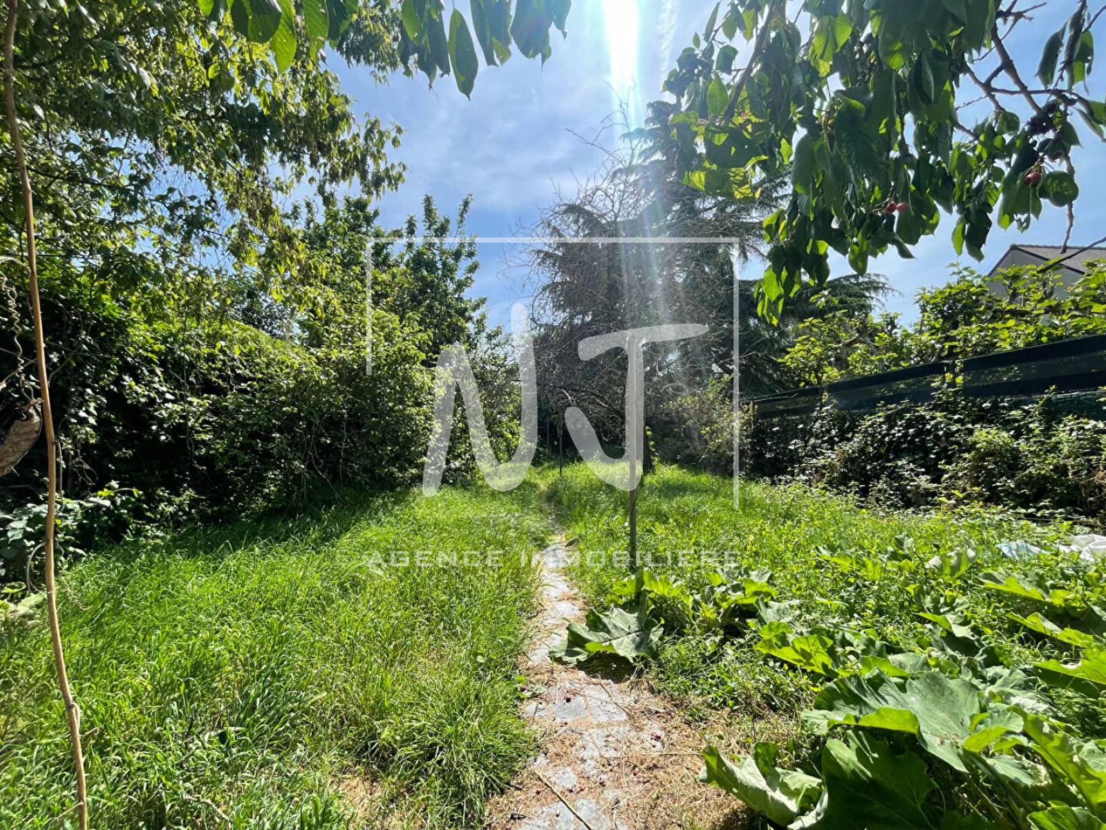 Jardin idéalement exposé proche de la Gare