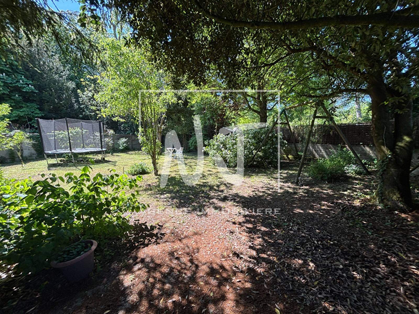 Jardin clos et arboré