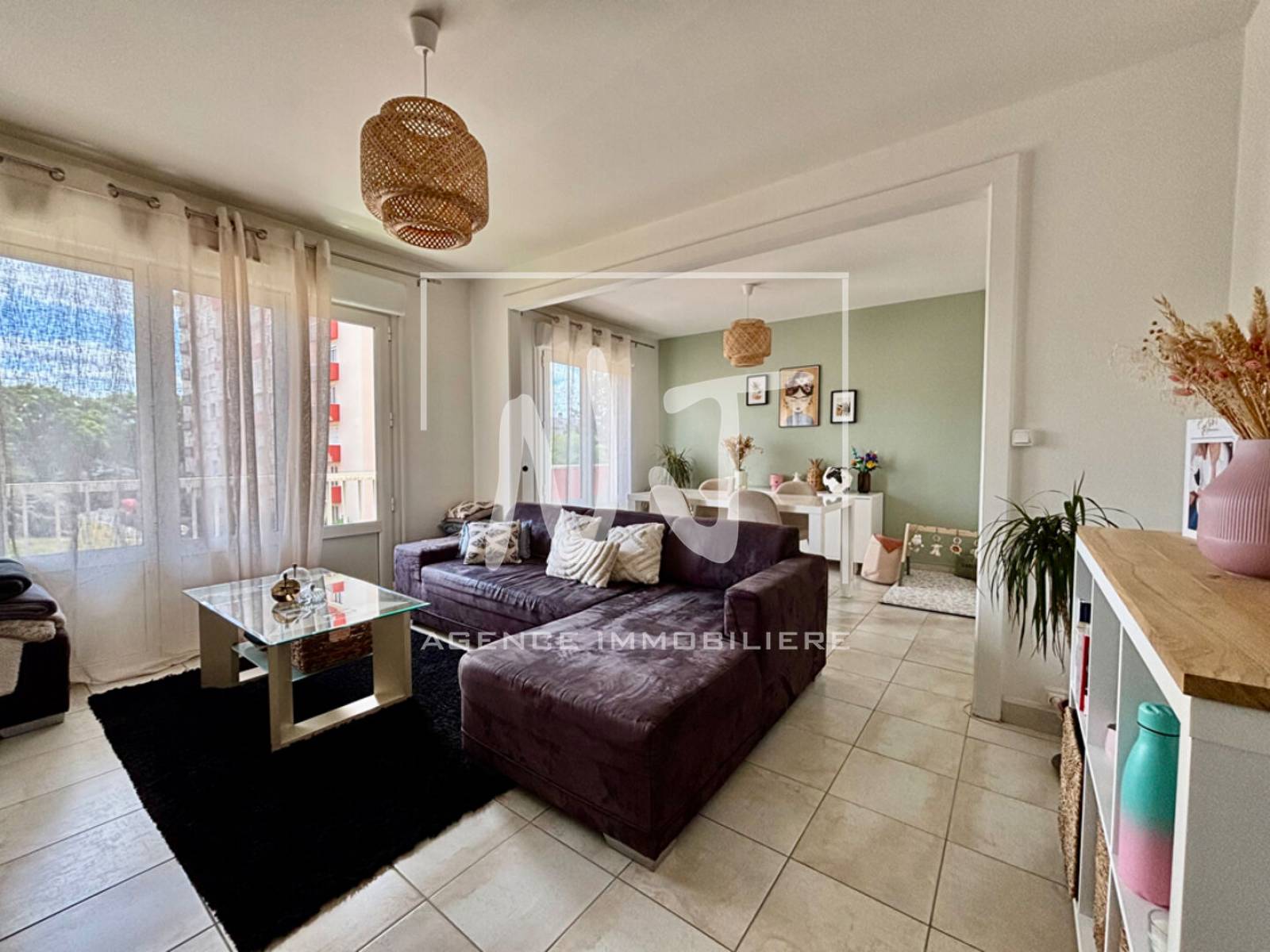 Pièce de vie lumineuse donnant sur le balcon