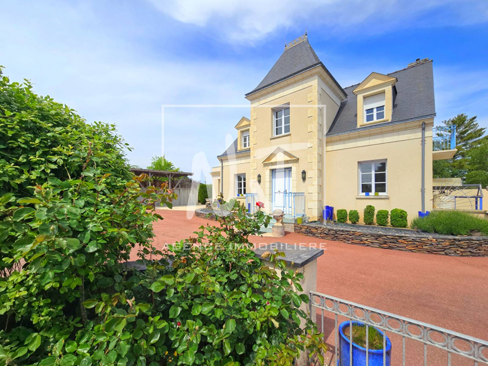 Maison familiale avec gîte et dépendances à Bouchemaine
