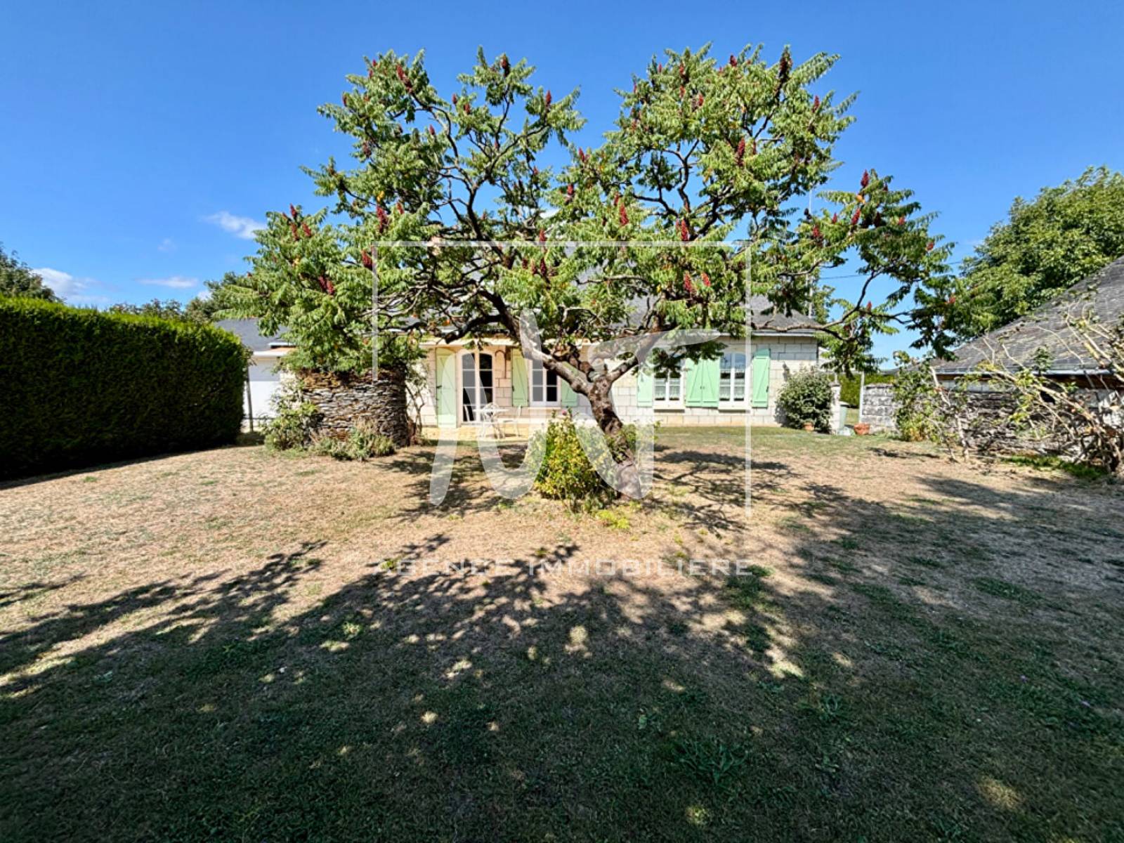 Jardin clos et arboré