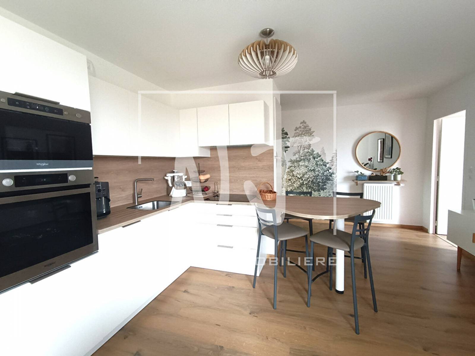 Cuisine ouverte sur la pièce de vie 