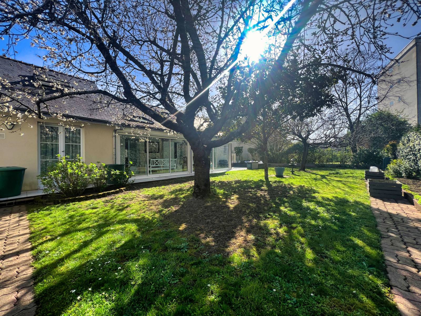 Maison avec agréable jardin paysager et clos