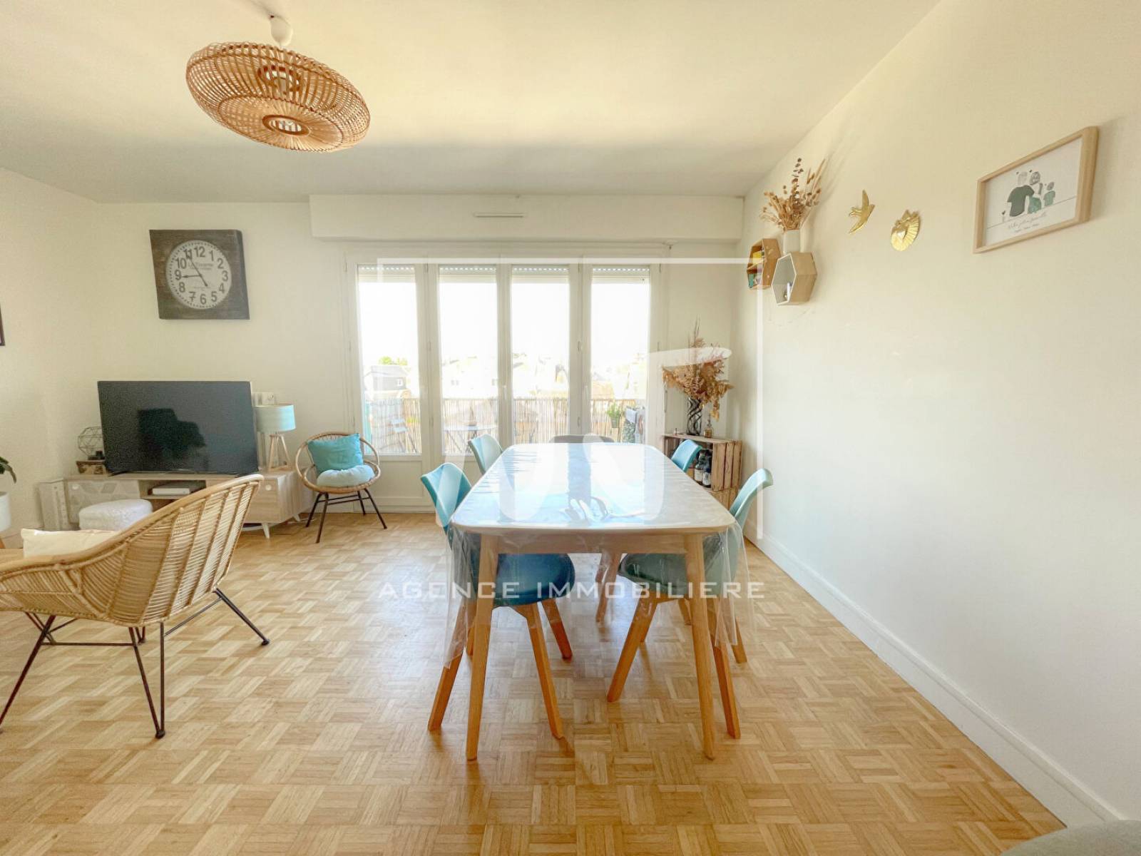 Pièce de vie de 18m² avec accès au balcon