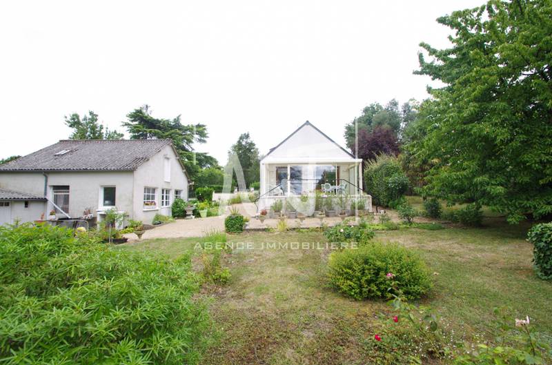 Jardin clos et arboré