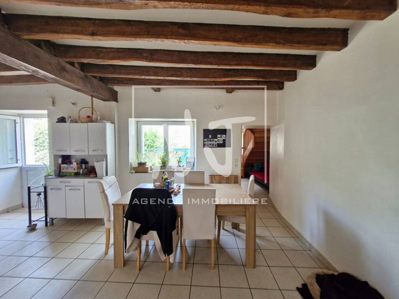 Salon séjour avec poutres apparentes