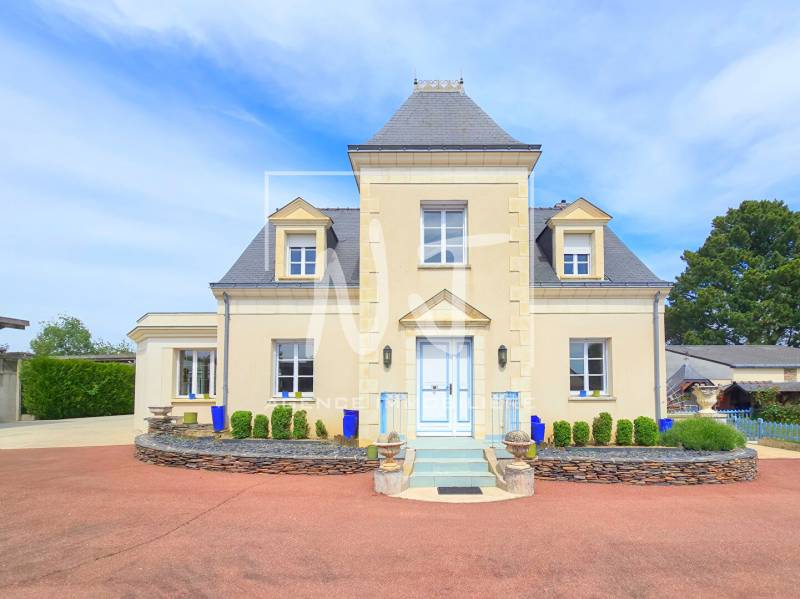 Maison familiale avec gîte et dépendances à Bouchemaine