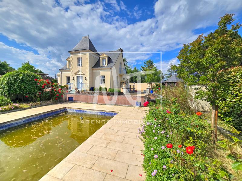 Jardin clos et paysager avec un bassin d'agrément