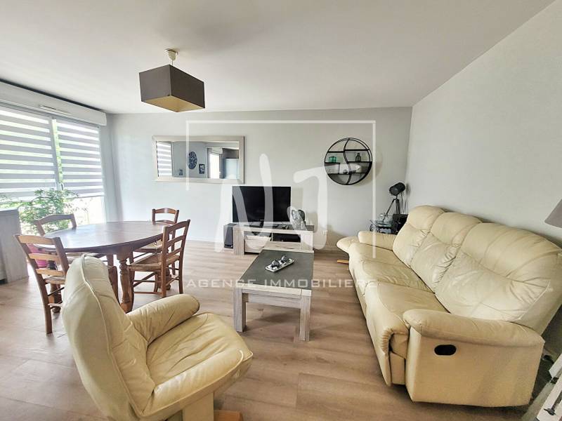 Salon séjour donnant sur le balcon