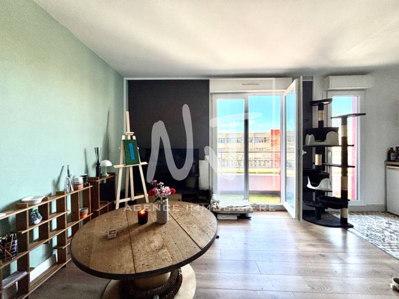 Studio avec balcon et stationnement privatif à vendre à Angers