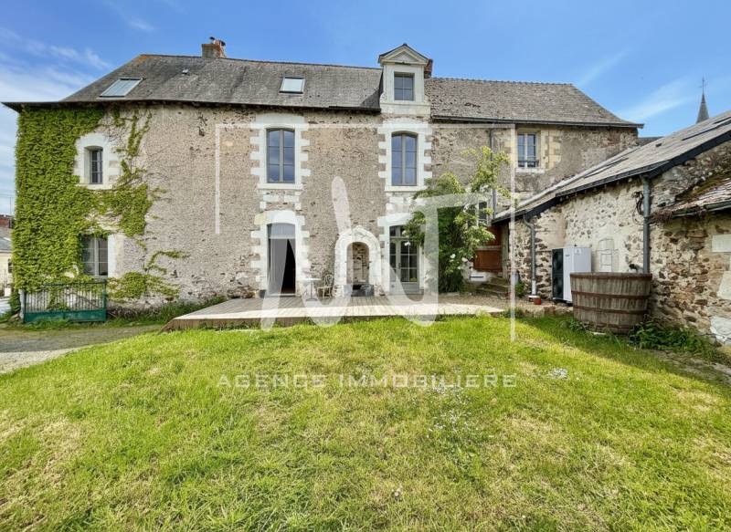 Maison ancienne rénovée avec dépendances à Blaison Saint Sulpice