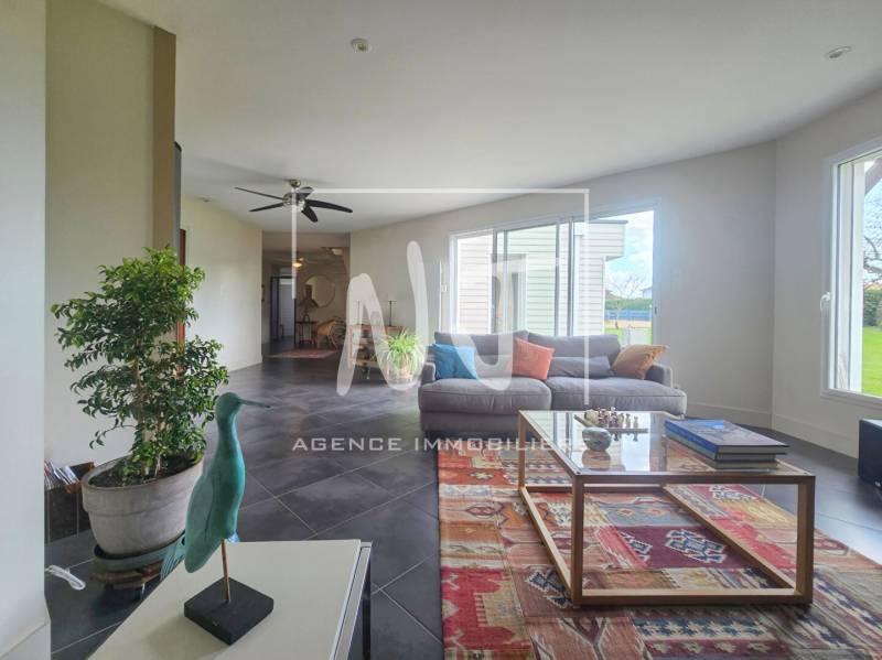 Maison d'architecte avec terrain et dépendances à vendre à CHEMILLE